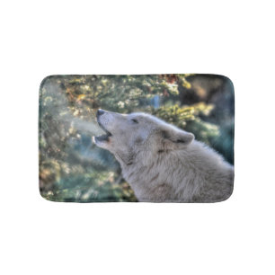 Weißer Wolf im Winterwald Badematte