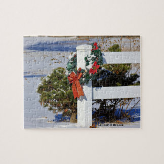 Weißer Zaun mit einem Bow-Puzzle