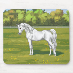 Weißes ägyptisches Arabisches Pferd in Sommerweide Mousepad