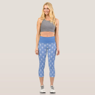 Weißes Art-Deco-Muster auf blauem Grund Capri Leggings