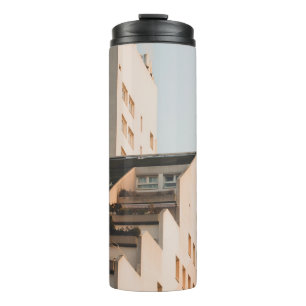 WEIßES BETONGEBÄUDE THERMOSBECHER