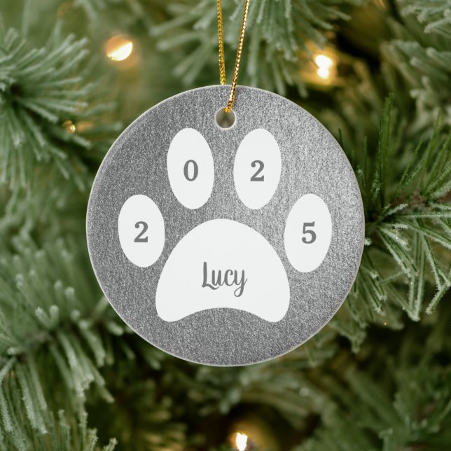 Weißes Blatt Silber Hund Foto mit Name Year Keramik Ornament (Baum)