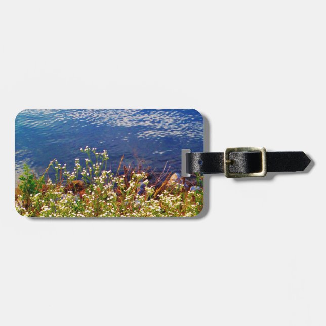 Weißes, blaues Wasser in den Wildblumen Gepäckanhänger (Vorderseite horizontal)