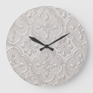Weißes Blumenmuster auf weißem Grund Große Wanduhr