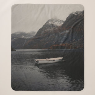 WEIßES BOOT AUF EINEM GEWÄSSER NAHE BERGEN SHERPADECKE