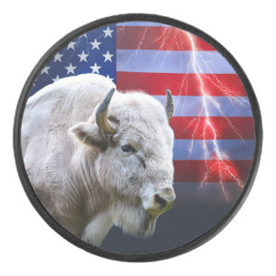 Weißes Buffalo mit amerikanischer Flagge und Blitz Eishockey Puck