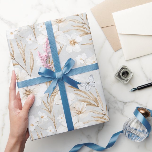 Weißes Creme Blume Blaue Schmetterlinge Brautparty Geschenkpapier (Schenken)
