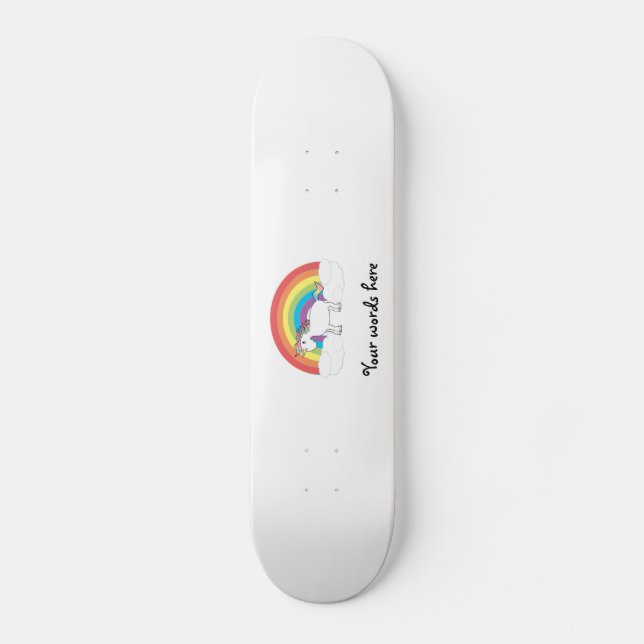 Weißes Einhorn auf Regenbogen und Wolken Skateboard (Vorderseite)