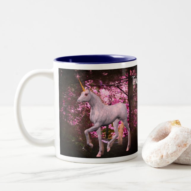 Weißes Einhorn in Waldfantasy Personalisiert Zweifarbige Tasse (Mit Donut)