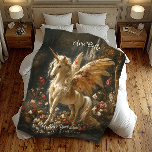 Weißes Einhorn mit Flügeln in einem Blumenwald Fleecedecke