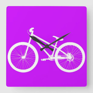 Weißes Fahrrad auf Lila Quadratische Wanduhr