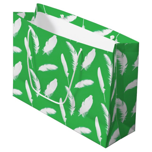 Weißes Federprint auf Jadegrün Große Geschenktüte (Vorderseite Schrägansicht)