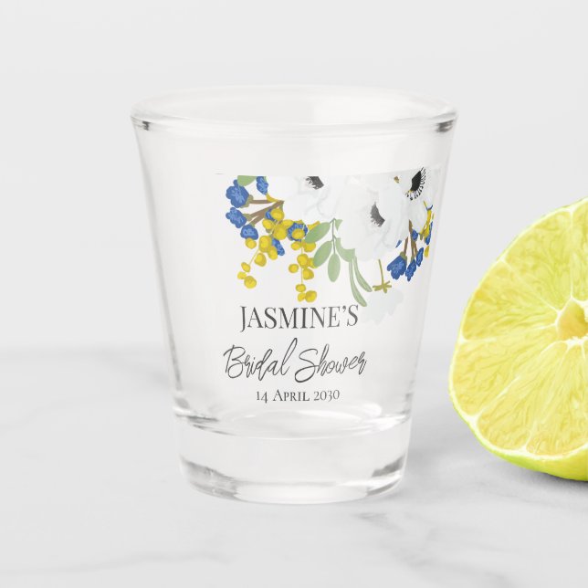 Weißes Frühlingsfloral Bouquet Brautparty Schnapsglas (Vorderseite)