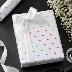 Weißes Geschenkpapier mit mehrfarbigen Tupfen