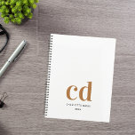 Weißes Goldmonogramm - Initialen modern 2026 Planer<br><div class="desc">Ein stilvoller weißer Hintergrund,  goldener und schwarzer Text. Personalisieren und fügen Sie Ihre Monogramm-Initialen,  Namen und ein Jahr (jedes Jahr) hinzu</div>
