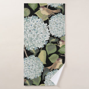 Weißes, hellblaues Hortensia mit grünen Blätter un Badehandtuch