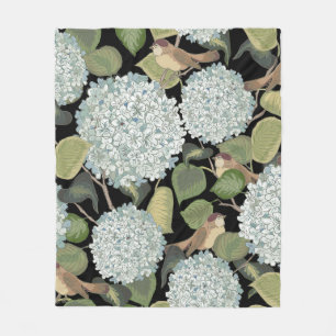Weißes, hellblaues Hortensia mit grünen Blätter un Fleecedecke