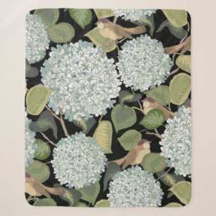 Weißes, hellblaues Hortensia mit grünen Blätter un Sherpadecke