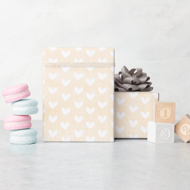 Weißes Herz auf Cremmilch Geschenkpapier (Babyparty)