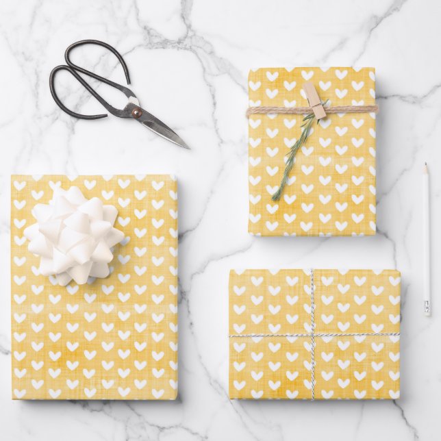 Weißes Herz auf Senf Gelbe Leinen Geschenkpapier Set (Vorderseite)
