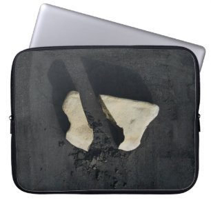 Weißes Herz, schwarz geformt Laptopschutzhülle