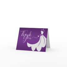 Weißes Hochzeitskleid auf Lila Brautparty
