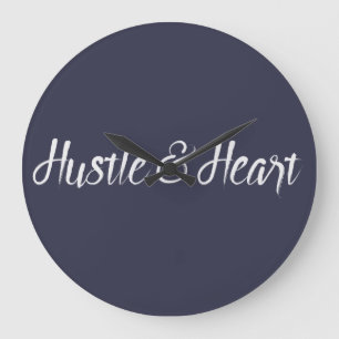 Weißes Hustel und Herztypografie Große Wanduhr