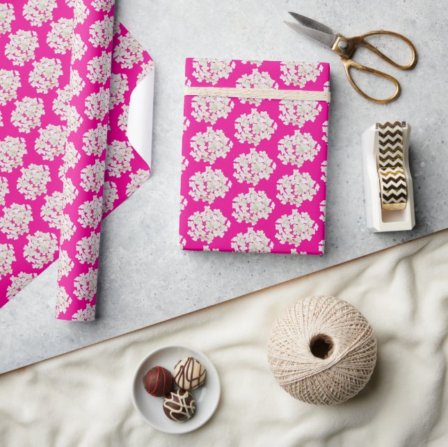 Weißes Hydrangea auf fett rosa Geschenkpapier (Kunsthandwerk)