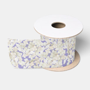 Weißes Hydrangea auf Pastel Lila Satinband