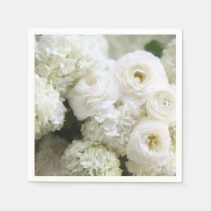 Weißes Hydrangeas und Ranunculus Serviette
