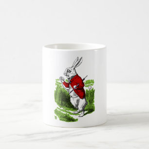 Weißes Kaninchen, das die Uhr ansieht. Abbildung Kaffeetasse