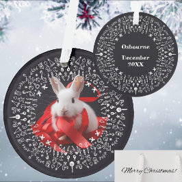 Weißes Kaninchen mit rotem Band auf Black Holiday Ornament
