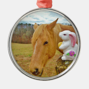 Weißes Kaninchen und blutgelbes Pferd Ornament Aus Metall