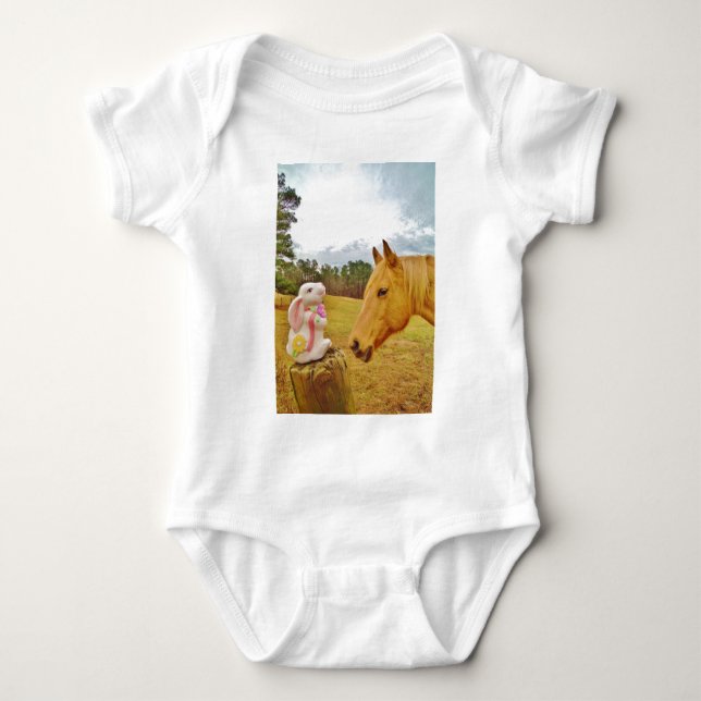 Weißes Kaninchen und Gelbes Pferd Baby Strampler (Vorderseite)