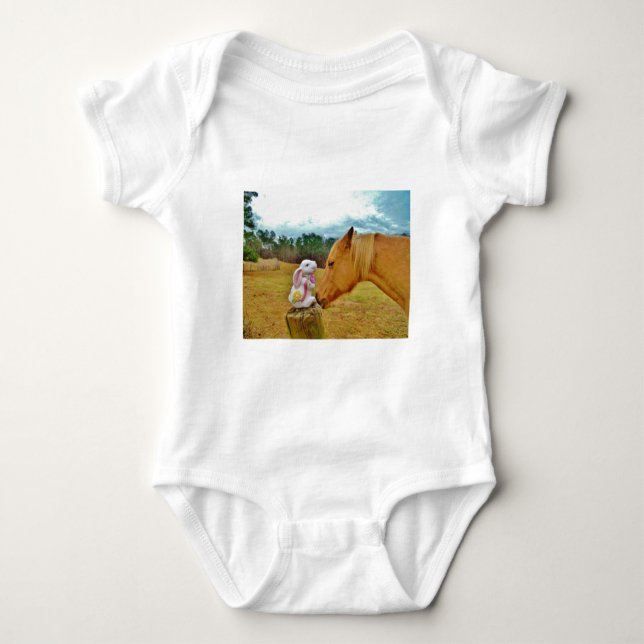 Weißes Kaninchen und Gelbes Pferd Baby Strampler (Vorderseite)