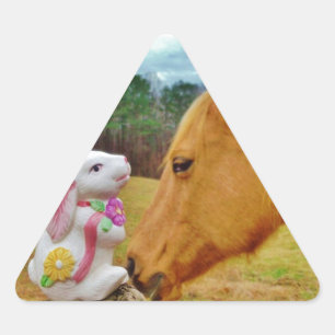 Weißes Kaninchen und Gelbes Pferd Dreieckiger Aufkleber