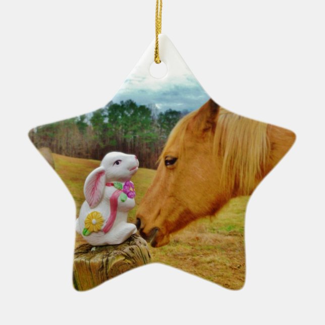 Weißes Kaninchen und Gelbes Pferd Keramik Ornament (Vorne)