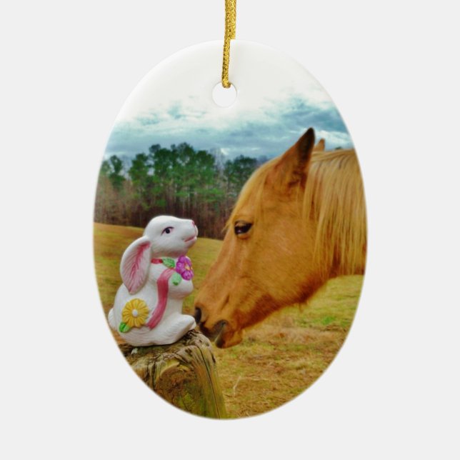 Weißes Kaninchen und Gelbes Pferd Keramik Ornament (Vorne)