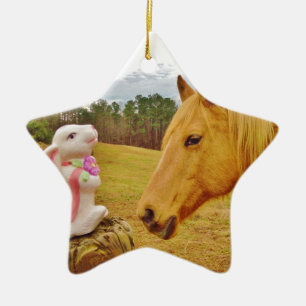 Weißes Kaninchen und Gelbes Pferd Keramikornament
