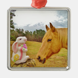 Weißes Kaninchen und Gelbes Pferd Ornament Aus Metall