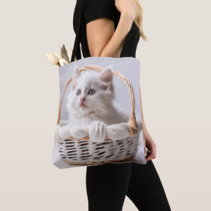 Weißes Kätzchen in einem Korb Tasche