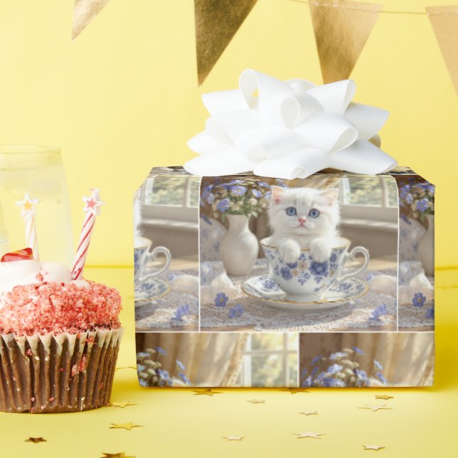 Weißes Kätzchen in einem Teacup Geschenkpapier (Geburtstagsparty)