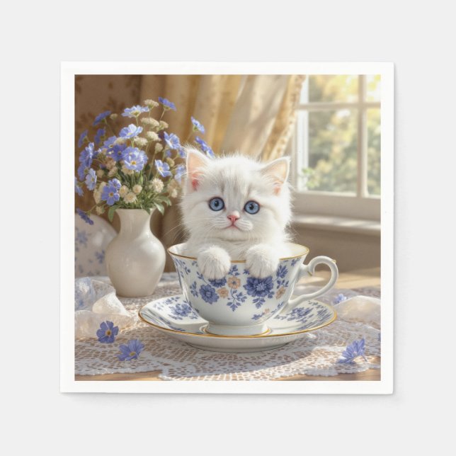 Weißes Kätzchen in einem Teacup Serviette (Vorderseite)