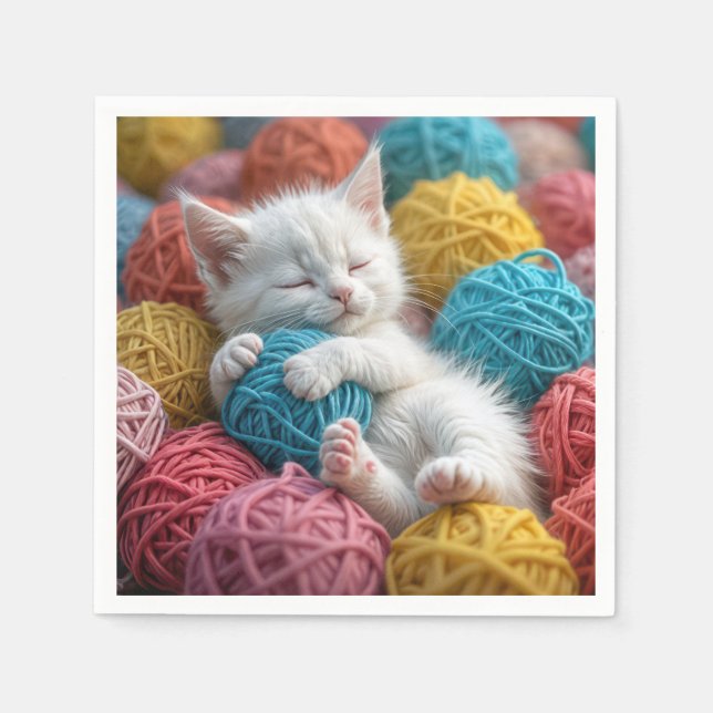 Weißes Kitten in Garnballen Serviette (Vorderseite)