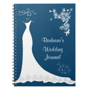 Weißes Kleid auf blauem Hochzeits-Planer-Notizbuch Notizblock
