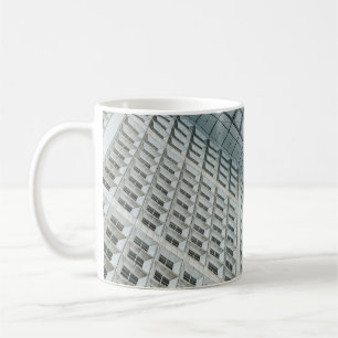 Weißes kommerzielles Gebäude mit hohem Aufstieg Kaffeetasse