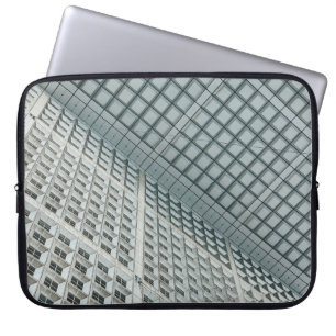 Weißes kommerzielles Gebäude mit hohem Aufstieg Laptopschutzhülle
