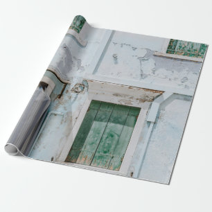 WEISSES KONKRETES GEBÄUDE MIT DREI GRÜNEN FENSTE GESCHENKPAPIER