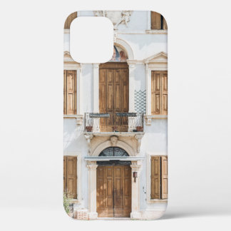 WEISSES, KONKRETES GEBÄUDE MIT HOLZTÜREN UND WIND Case-Mate iPhone HÜLLE