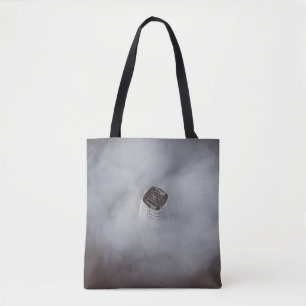 WEISSES, KONKRETES GEBÄUDE, UMGEBEN VON KLICKEN TASCHE